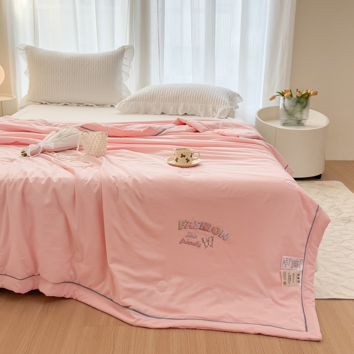 91家纺网 家纺一手货源 找家纺 金麦家纺 2025新款针织双层纱夏被 蝶恋-山茶粉