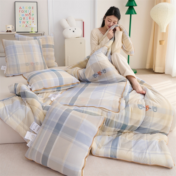 91家纺网 家纺一手货源 找家纺 照世 2025新款凉感丝印花抱枕被 小熊格子