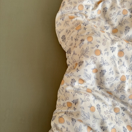 91家纺网 家纺一手货源 找家纺 亿梵家居 2025新款A类母婴级有氧全棉纯棉双层纱纯棉印花四件套-床拍图 秋日小浆果-米黄