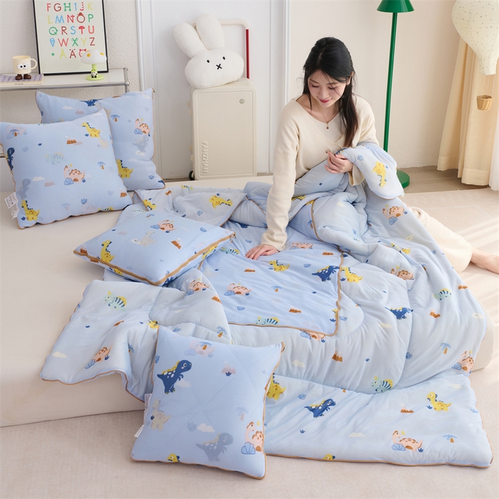 91家纺网 家纺一手货源 找家纺 照世 2025新款凉感丝印花抱枕被 恐龙假期