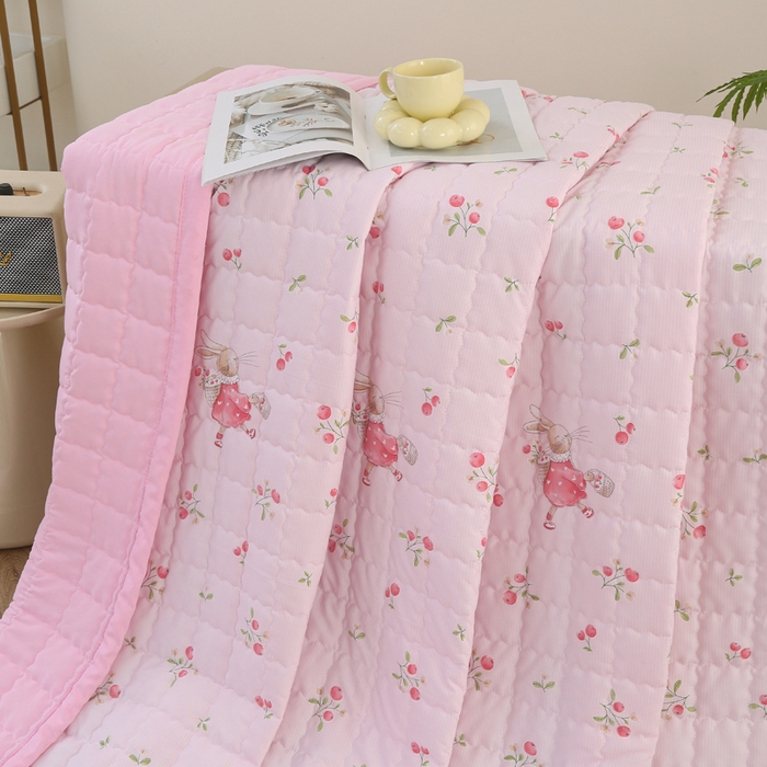 91家纺网 家纺一手货源 找家纺 被多多被业  2025新款小清新印花小竺棉多针绗绣夏凉被 樱桃小兔