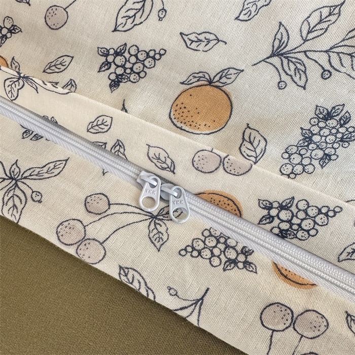 91家纺网 家纺一手货源 找家纺 亿梵家居 2025新款A类母婴级有氧全棉纯棉双层纱纯棉印花四件套-床拍图 秋日小浆果-米黄