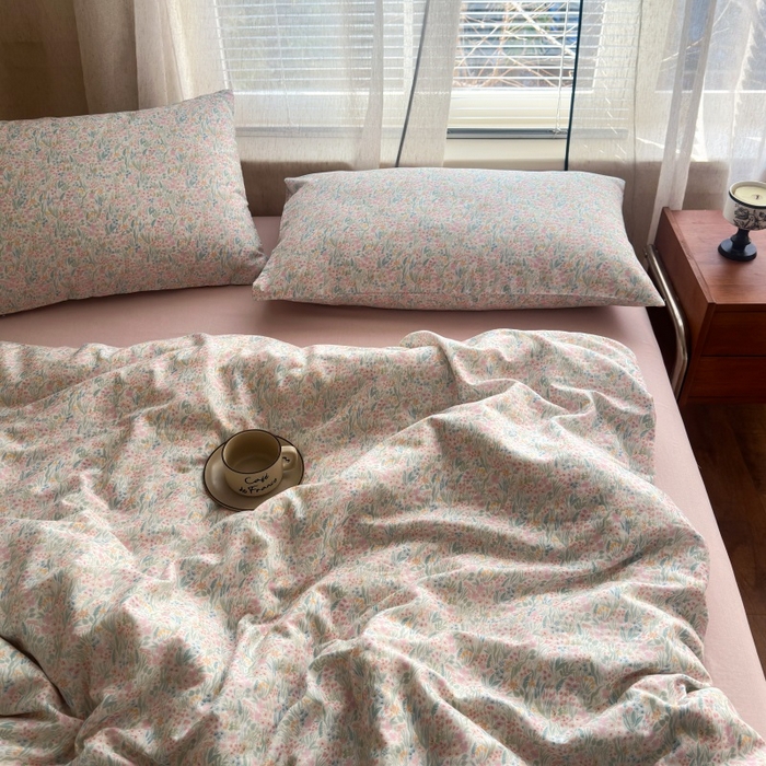 91家纺网 家纺一手货源 找家纺 亿梵家居 2025新款A类母婴级有氧全棉纯棉双层纱纯棉印花四件套-床拍图 蕾拉花园