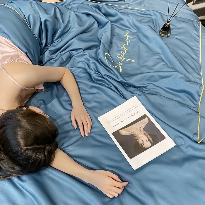 91家纺网 家纺一手货源 找家纺 吾诺 2025 字母刺绣水洗天丝夏被四件套水洗真丝夏凉被空调被绣花夏被 字母静谧蓝