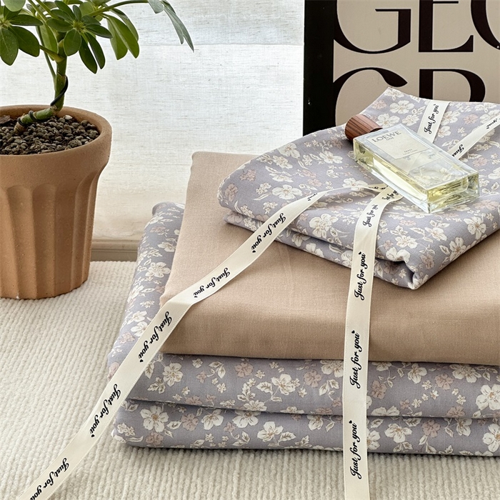 91家纺网 家纺一手货源 找家纺 亿梵家居 2025新款A类母婴级有氧全棉纯棉双层纱纯棉印花四件套-叠拍图 弗拉-灰