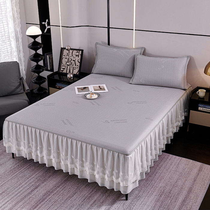 91家纺网 家纺一手货源 找家纺 青雅席业 2025新款7A抗菌母婴级纯乙纶PE刺绣凉感丝豆豆席 床裙款 字母爱心-灰