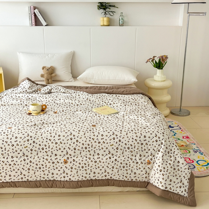 91家纺网 家纺一手货源 找家纺 爱宝被业 2025新款亲肤棉印花100%新疆棉花夏被空调被 心动-咖