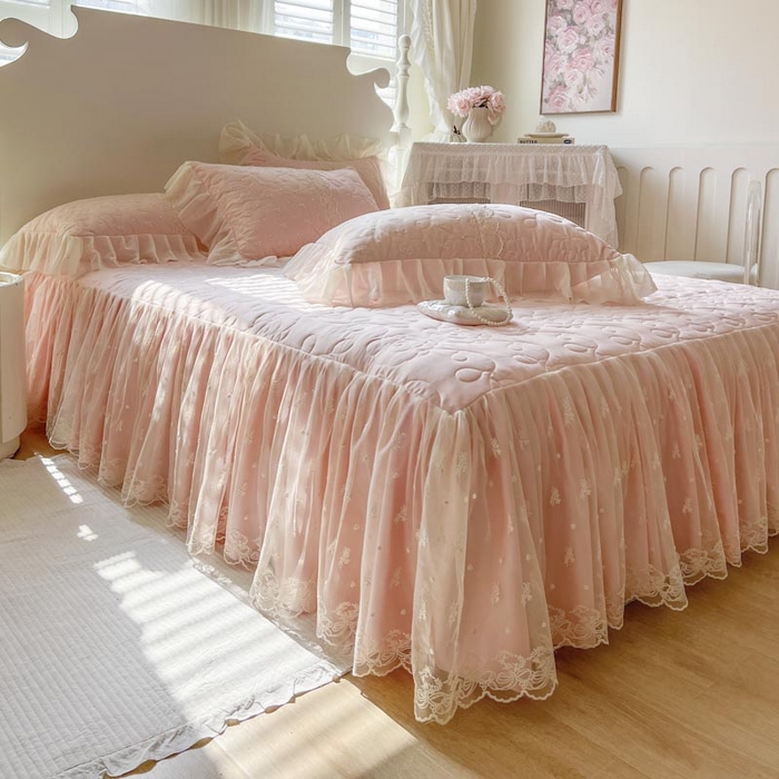 91家纺网 家纺一手货源 找家纺 2025新款韩式蕾丝丝光棉夹棉床裙-蜜芙 蜜芙-蜜桃粉