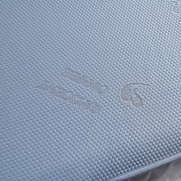 91家纺网 家纺一手货源 找家纺 青雅席业 2025新款7A抗菌母婴级纯乙纶PE刺绣凉感丝豆豆席 床裙款 字母爱心-蓝