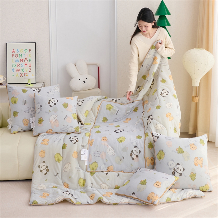 91家纺网 家纺一手货源 找家纺 照世 2025新款凉感丝印花抱枕被 动物乐园