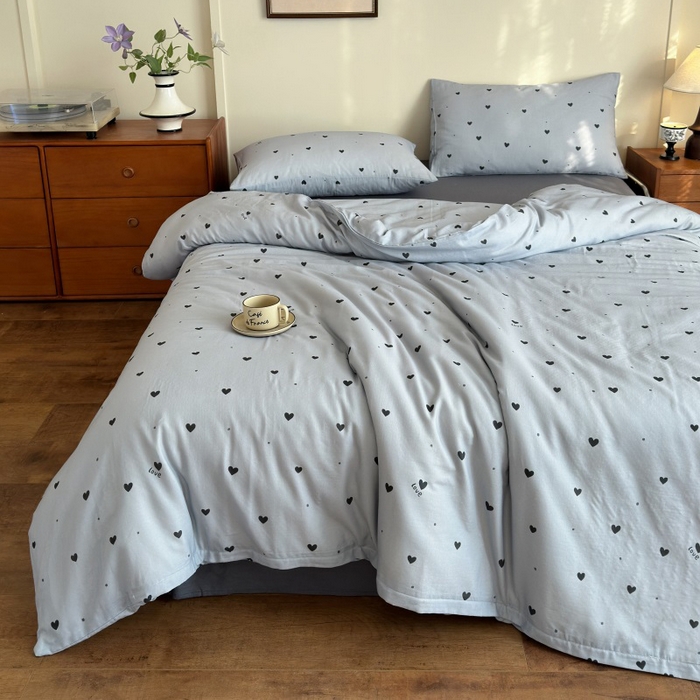 91家纺网 家纺一手货源 找家纺 亿梵家居 2025新款A类母婴级有氧全棉纯棉双层纱纯棉印花四件套-床拍图 心恋-灰