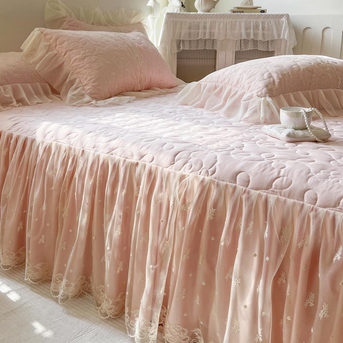 91家纺网 家纺一手货源 找家纺 2025新款韩式蕾丝丝光棉夹棉床裙-蜜芙 蜜芙-蜜桃粉