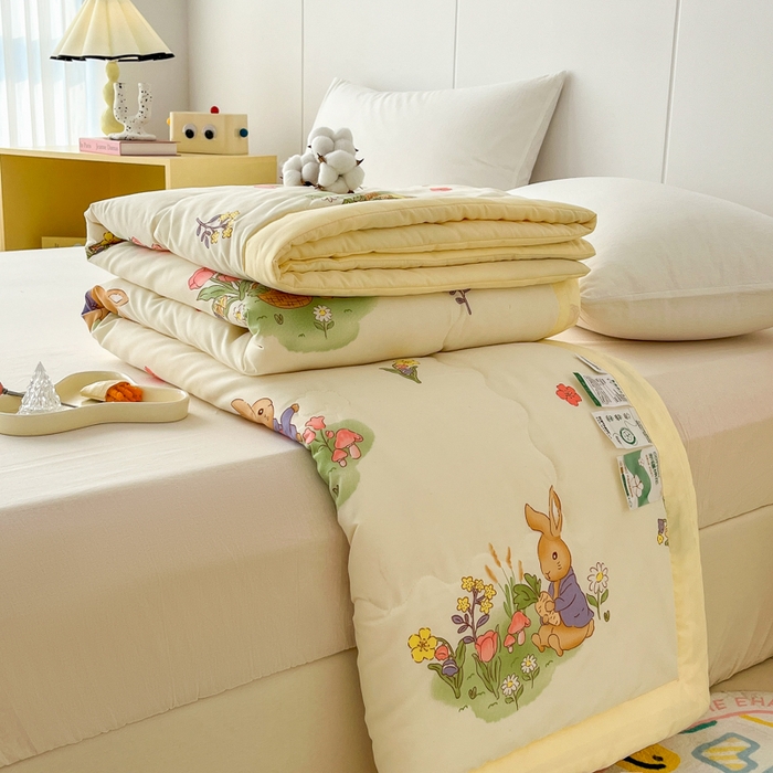 91家纺网 家纺一手货源 找家纺 爱宝被业 2025新款亲肤棉印花100%新疆棉花夏被空调被 可妮兔的庄园