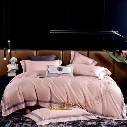 91家纺网 家纺一手货源 找家纺 U品汇 2025新款60支天丝棉莱赛尔纤维刺绣花四件套纯棉全棉凉感丝滑礼盒包装（西雅图） 西雅图-豆沙