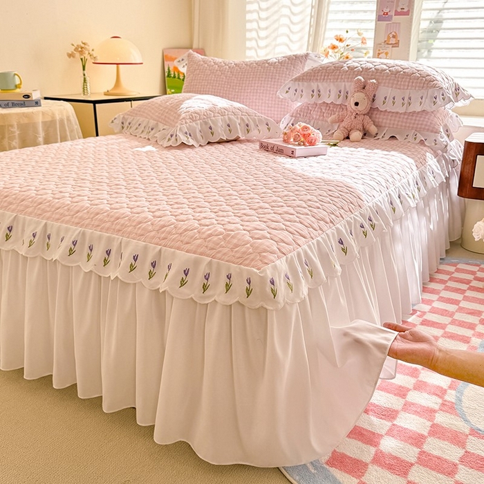 91家纺网 家纺一手货源 找家纺 金盛皇朝家纺 2025新款格子空间水洗棉床裙 格子空间-多巴胺粉