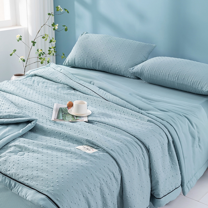 91家纺网 家纺一手货源 找家纺 吾诺 2025 凉豆豆针织棉双层纱夏被四件套水洗棉夏凉被空调被 豆豆蓝