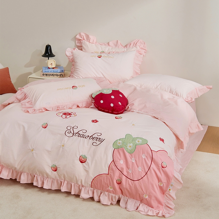 91家纺网 家纺一手货源 找家纺 （总）绒梦里 A类全棉水洗棉韩版贴布绣四件套高支纯棉草莓刺绣花边套件-小莓好系列