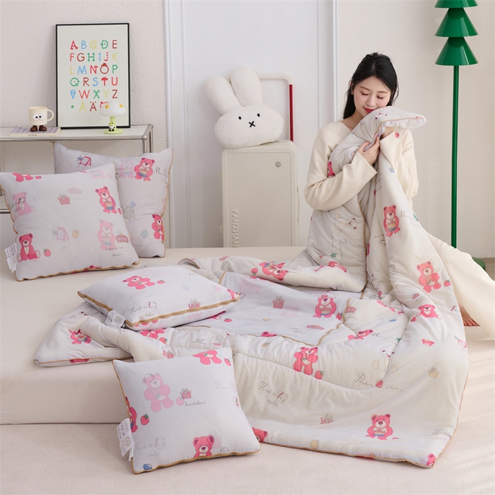 91家纺网 家纺一手货源 找家纺 照世 2025新款凉感丝印花抱枕被 熊熊乐园