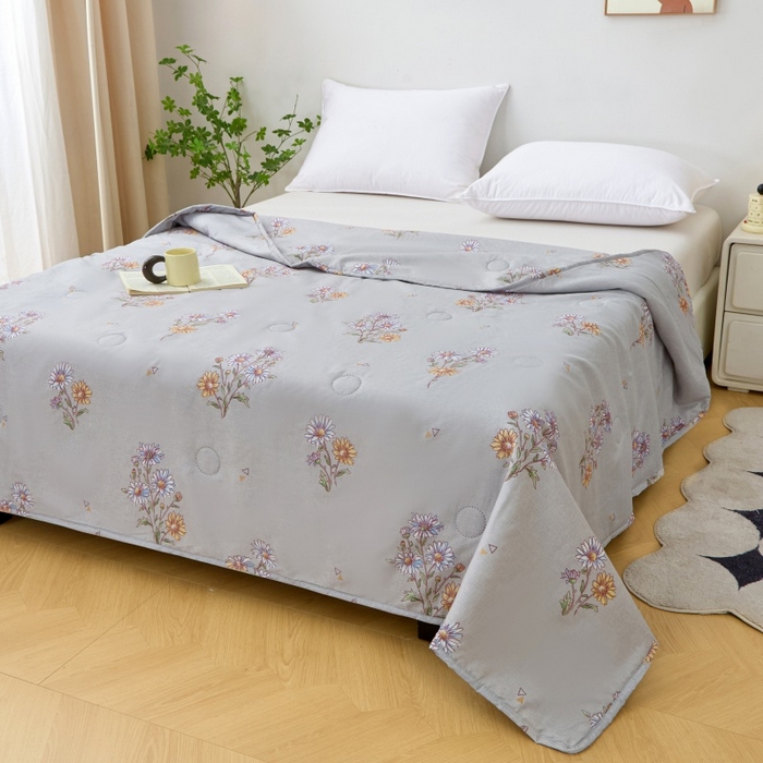 91家纺网 家纺一手货源 找家纺 2025新款亲肤绒礼品夏被窄边 花香漫语