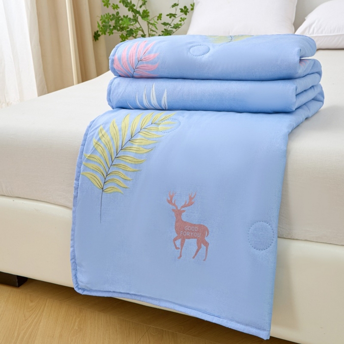 91家纺网 家纺一手货源 找家纺 2025新款亲肤绒礼品夏被窄边 心悦蓝