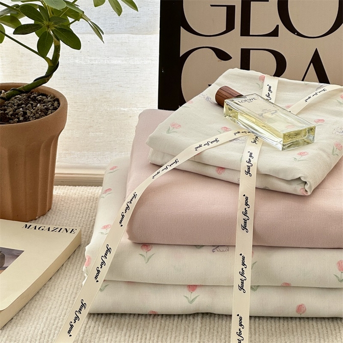 91家纺网 家纺一手货源 找家纺 亿梵家居 2025新款A类母婴级有氧全棉纯棉双层纱纯棉印花四件套-叠拍图 朵拉-粉