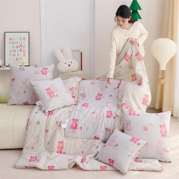 91家纺网 家纺一手货源 找家纺 照世 2025新款凉感丝印花抱枕被 熊熊乐园