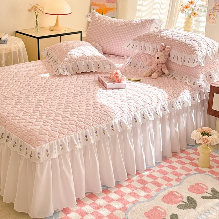 91家纺网 家纺一手货源 找家纺 金盛皇朝家纺 2025新款格子空间水洗棉床裙 格子空间-多巴胺粉