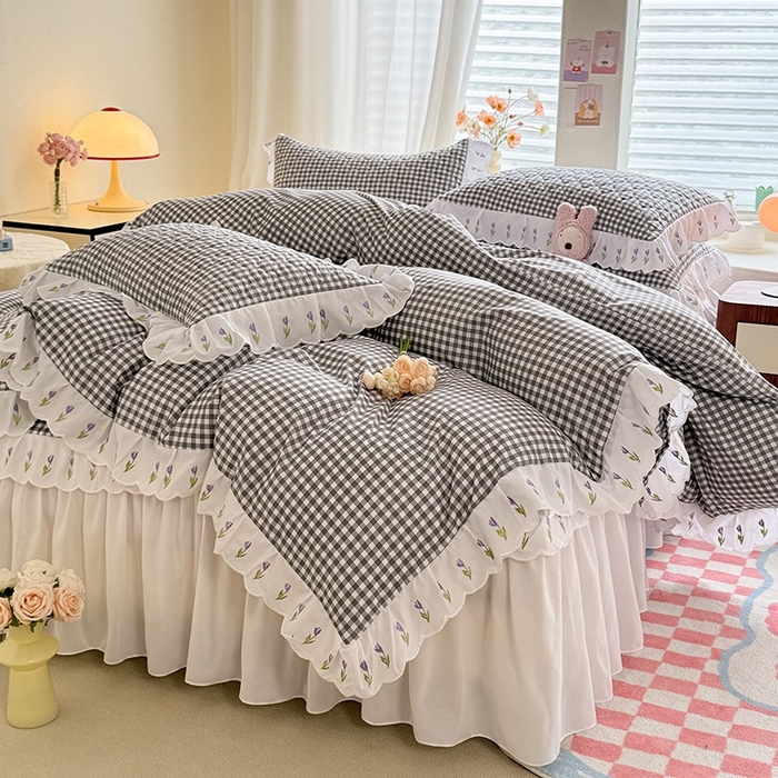 91家纺网 家纺一手货源 找家纺 金盛皇朝家纺 2025新款格子空间水洗棉床裙 格子空间-莫兰迪灰