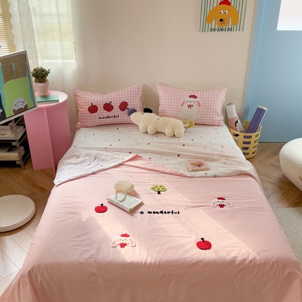 91家纺网 家纺一手货源 找家纺 美乐迪家纺 2025新款全棉毛巾绣夏被四件套 苹果兔