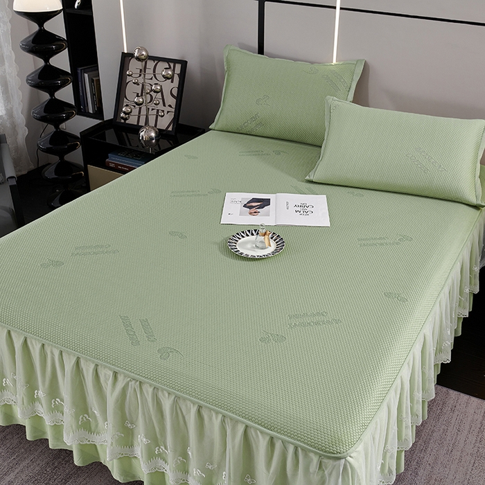 91家纺网 家纺一手货源 找家纺 青雅席业 2025新款7A抗菌母婴级纯乙纶PE刺绣凉感丝豆豆席 床裙款 字母爱心-水绿