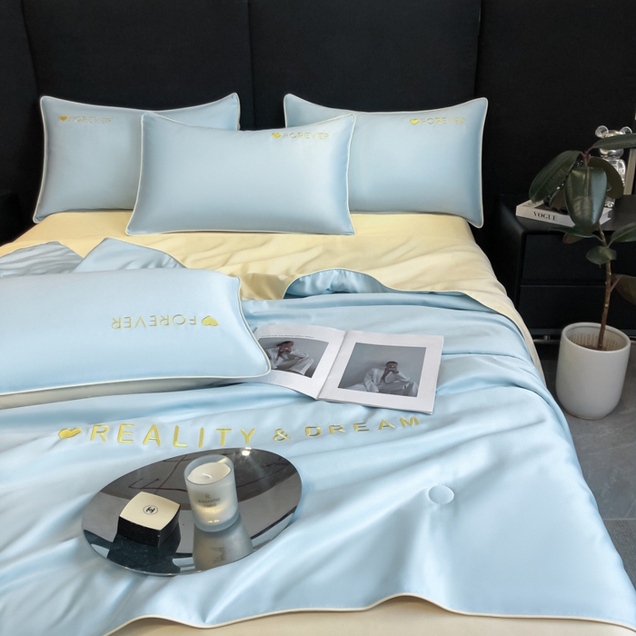 91家纺网 家纺一手货源 找家纺 吾诺 2025 双拼及羽毛刺绣夏被四件套绣花夏被水洗天丝夏被水洗真丝夏凉被空调被 天空蓝-奶黄