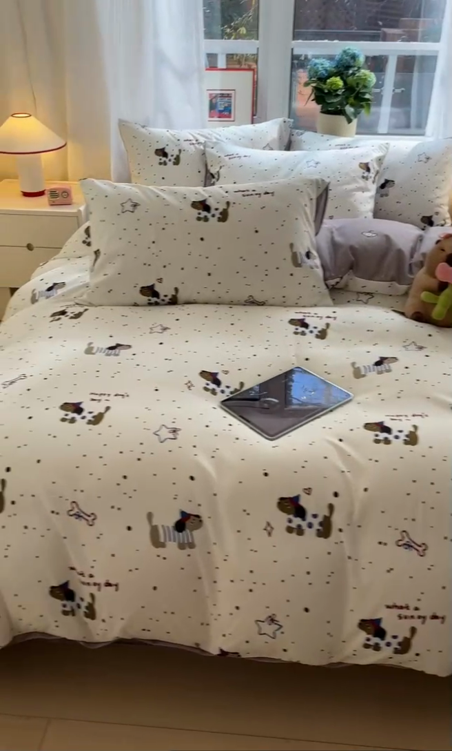 91家纺网 家纺一手货源 找家纺 盛秋家纺 2025新款水洗棉印花四件套-卡通系列 腊肠狗+猫爪