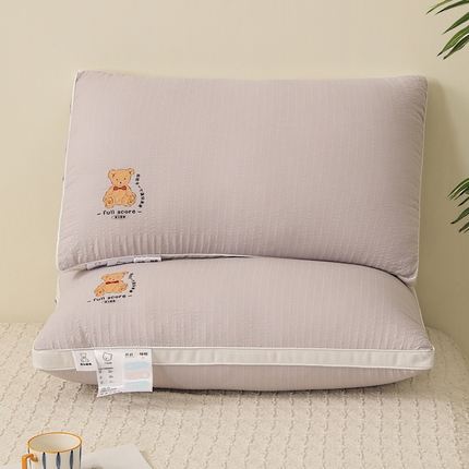 91家纺网 家纺一手货源 找家纺 （总）珍贝家纺 2025新款小熊先生泡泡纱高弹羽丝绒枕枕头枕芯