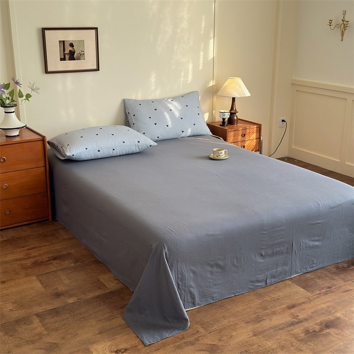 91家纺网 家纺一手货源 找家纺 亿梵家居 2025新款A类母婴级有氧全棉纯棉双层纱纯棉印花四件套-床拍图 心恋-灰