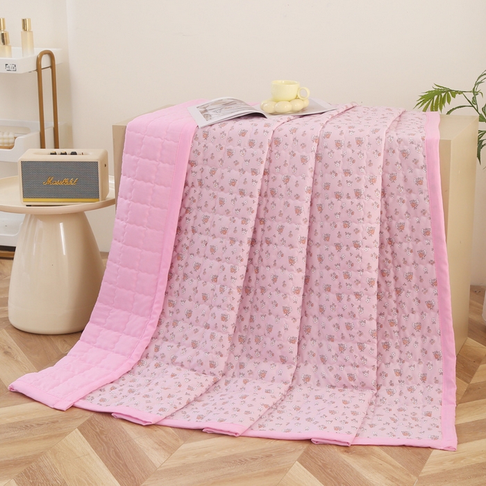 91家纺网 家纺一手货源 找家纺 被多多被业  2025新款小清新印花小竺棉多针绗绣夏凉被 樱花