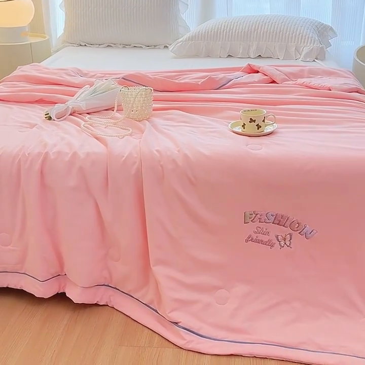 91家纺网 家纺一手货源 找家纺 金麦家纺 2025新款针织双层纱夏被 蝶恋-山茶粉