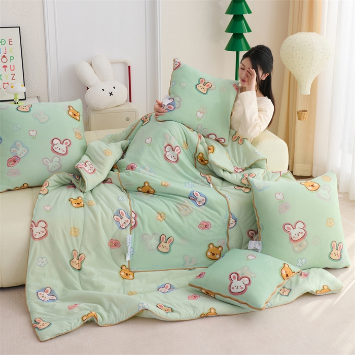 91家纺网 家纺一手货源 找家纺 照世 2025新款凉感丝印花抱枕被 圈圈兔