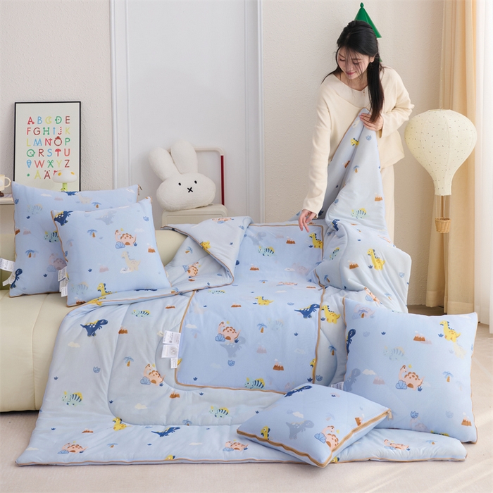 91家纺网 家纺一手货源 找家纺 照世 2025新款凉感丝印花抱枕被 恐龙假期