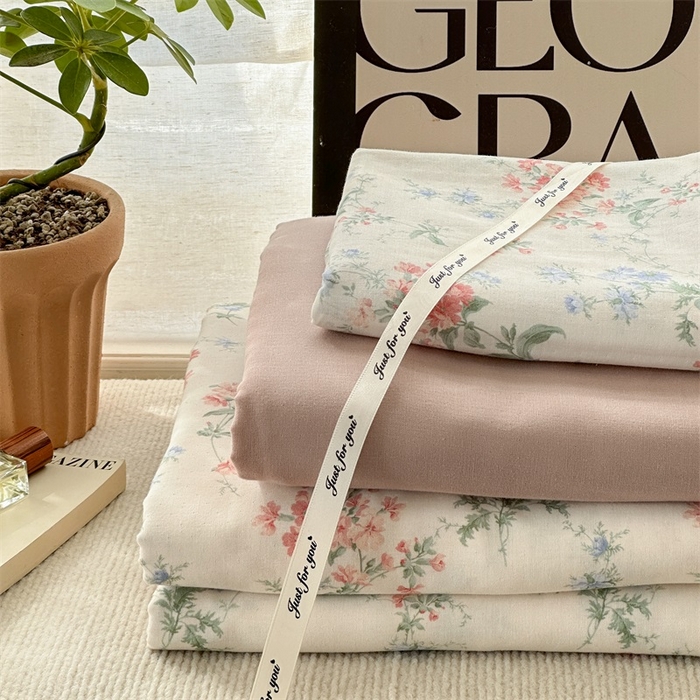 91家纺网 家纺一手货源 找家纺 亿梵家居 2025新款A类母婴级有氧全棉纯棉双层纱纯棉印花四件套-叠拍图 芳若-米