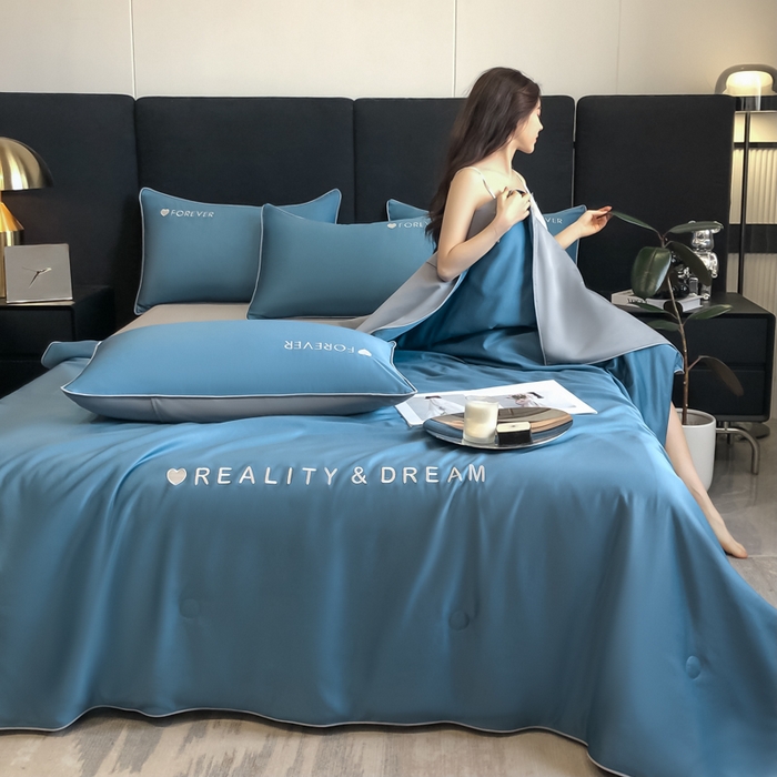 91家纺网 家纺一手货源 找家纺 吾诺 2025 双拼及羽毛刺绣夏被四件套绣花夏被水洗天丝夏被水洗真丝夏凉被空调被 静谧蓝-经典灰