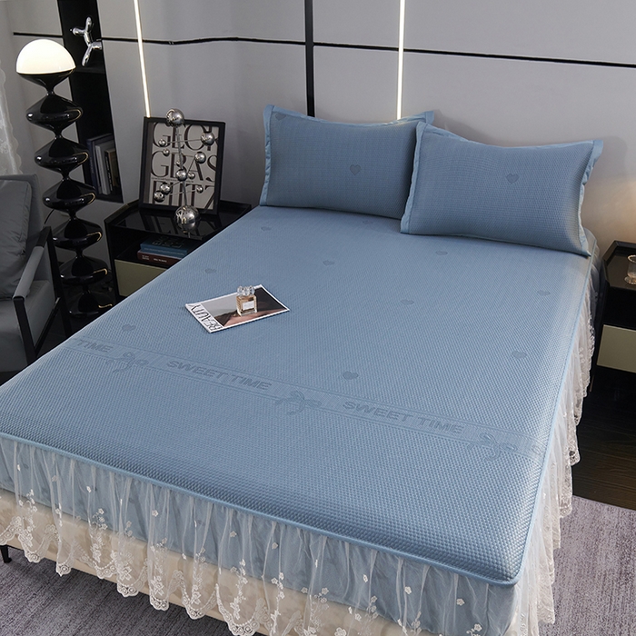 91家纺网 家纺一手货源 找家纺 青雅席业 2025新款7A抗菌母婴级纯乙纶PE刺绣凉感丝豆豆席 床笠花边款 爱心蝴蝶结-蓝