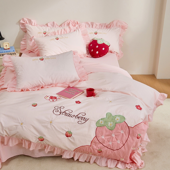91家纺网 家纺一手货源 找家纺 （总）绒梦里 A类全棉水洗棉韩版贴布绣四件套高支纯棉草莓刺绣花边套件-小莓好系列