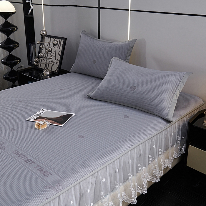 91家纺网 家纺一手货源 找家纺 青雅席业 2025新款7A抗菌母婴级纯乙纶PE刺绣凉感丝豆豆席 床笠花边款 爱心蝴蝶结-灰