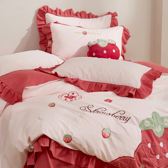 91家纺网 家纺一手货源 找家纺 绒梦里 A类全棉水洗棉韩版贴布绣草莓四件套-小莓好系列 红色小莓好