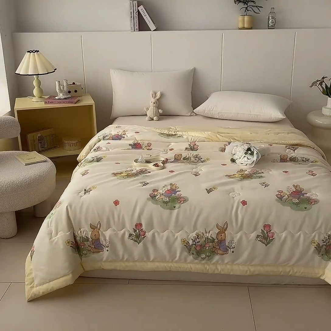 91家纺网 家纺一手货源 找家纺 爱宝被业 2025新款亲肤棉印花100%新疆棉花夏被空调被 可妮兔的庄园