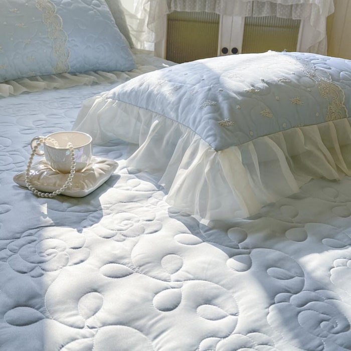 91家纺网 家纺一手货源 找家纺 2025新款韩式蕾丝丝光棉夹棉床裙-蜜芙 蜜芙-浅蓝