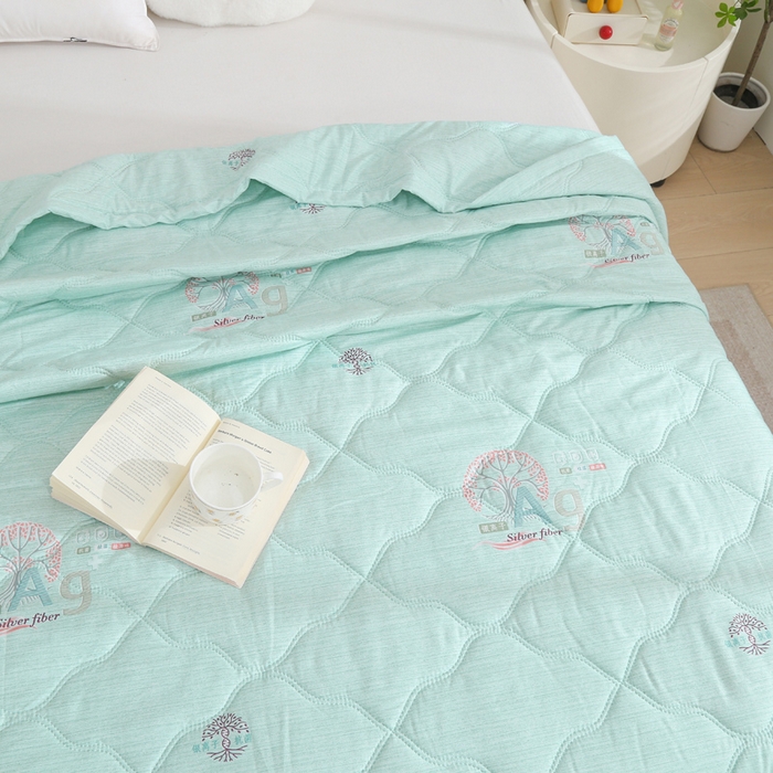 91家纺网 家纺一手货源 找家纺 被多多被业  2025新款清新印花亲肤绒超声波工艺夏凉被 北美冬青