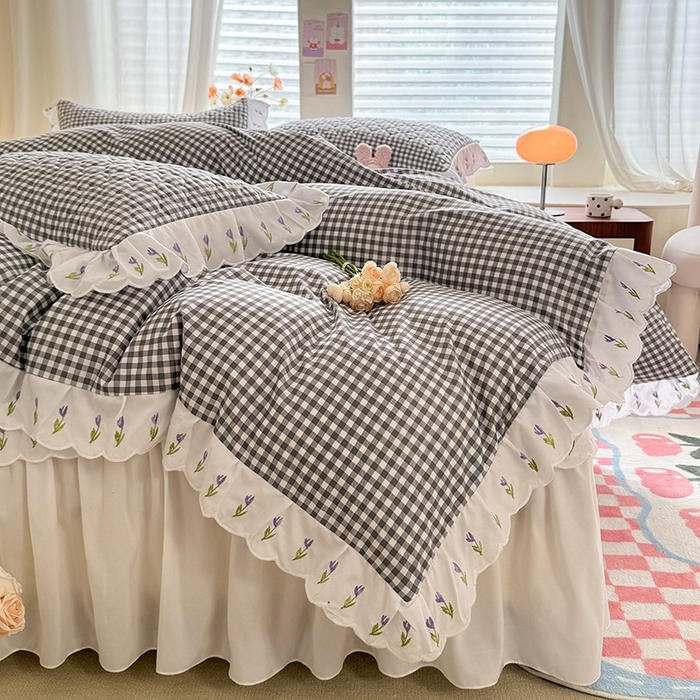 91家纺网 家纺一手货源 找家纺 金盛皇朝家纺 2025新款格子空间水洗棉床裙 格子空间-莫兰迪灰