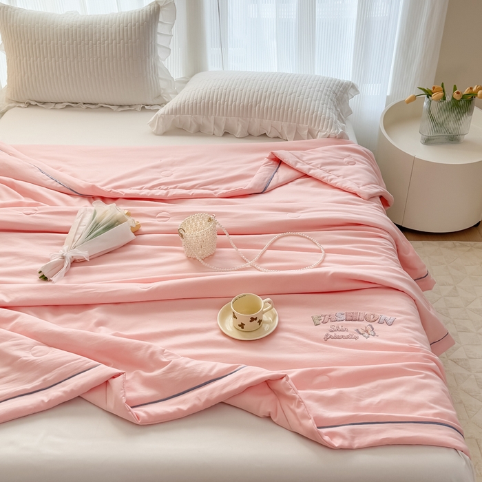 91家纺网 家纺一手货源 找家纺 金麦家纺 2025新款针织双层纱夏被 蝶恋-山茶粉