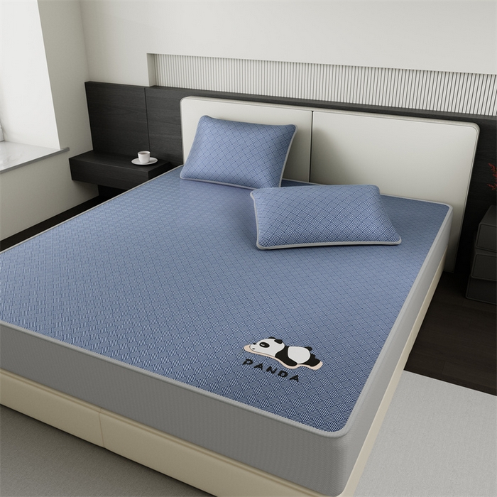 91家纺网 家纺一手货源 找家纺 鑫姿 2025新款5A抗菌A类冰丝凉席-饼干花熊猫款 床笠-熊猫-蓝色